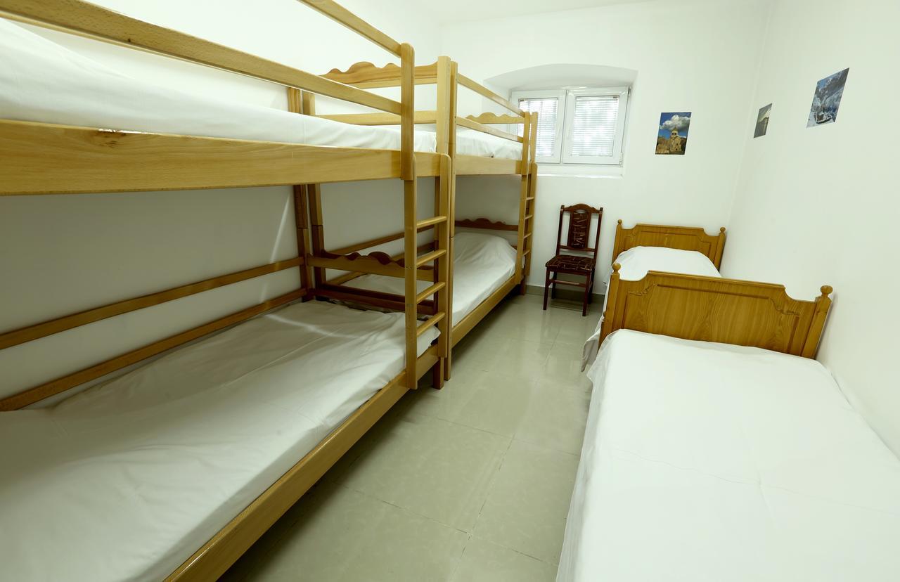 Byron Hostel Ереван Экстерьер фото