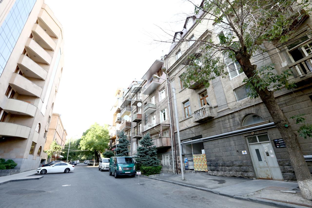 Byron Hostel Ереван Экстерьер фото
