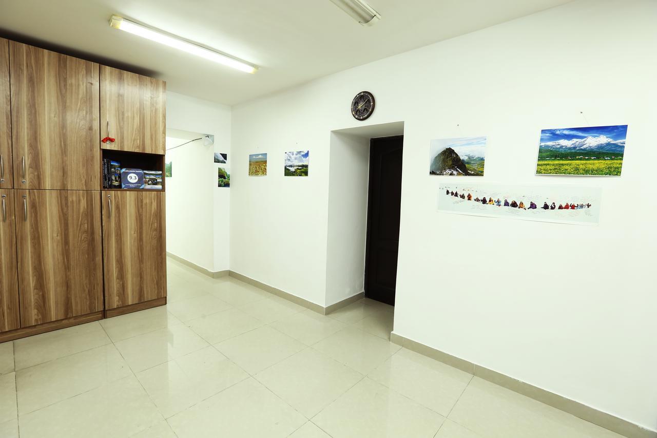 Byron Hostel Ереван Экстерьер фото