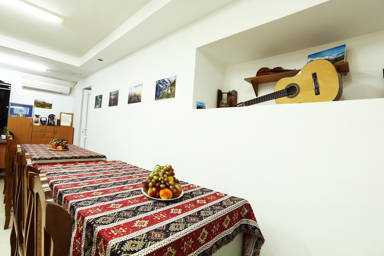 Byron Hostel Ереван Экстерьер фото