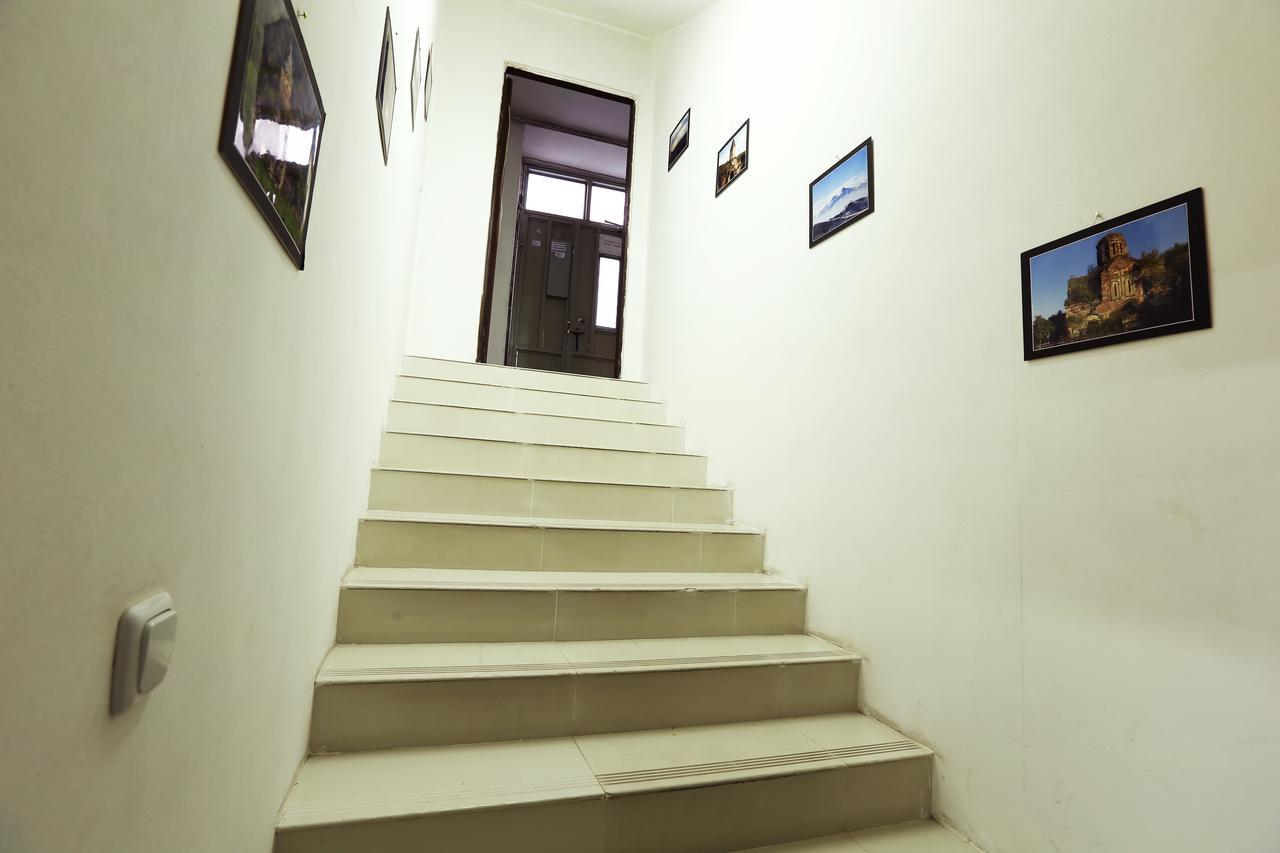 Byron Hostel Ереван Экстерьер фото