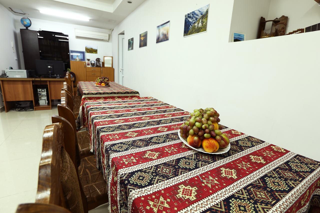 Byron Hostel Ереван Экстерьер фото