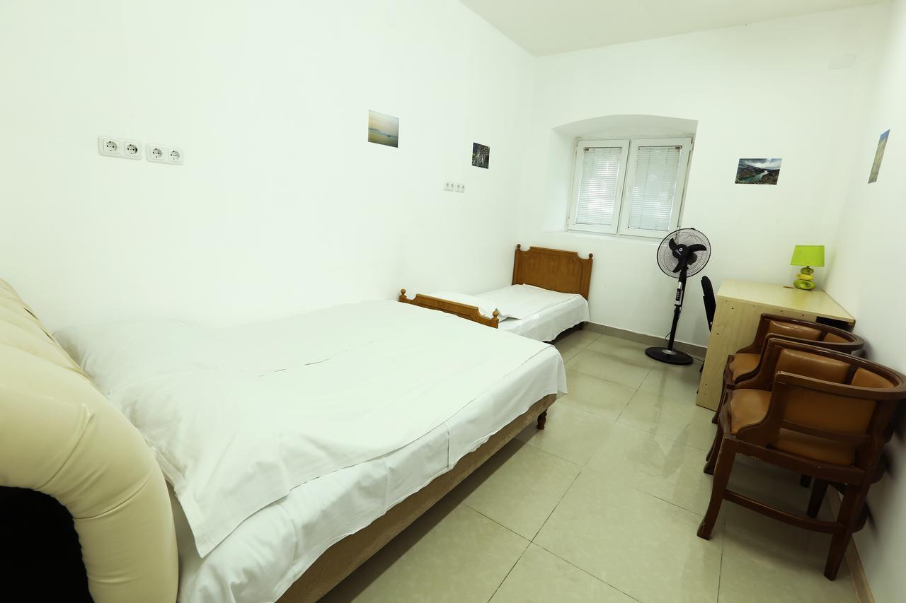Byron Hostel Ереван Экстерьер фото