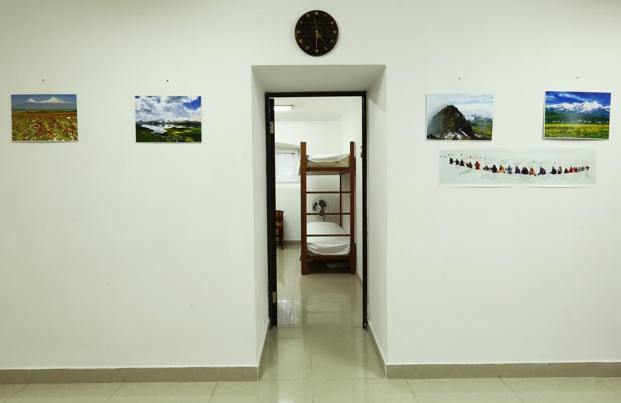 Byron Hostel Ереван Экстерьер фото