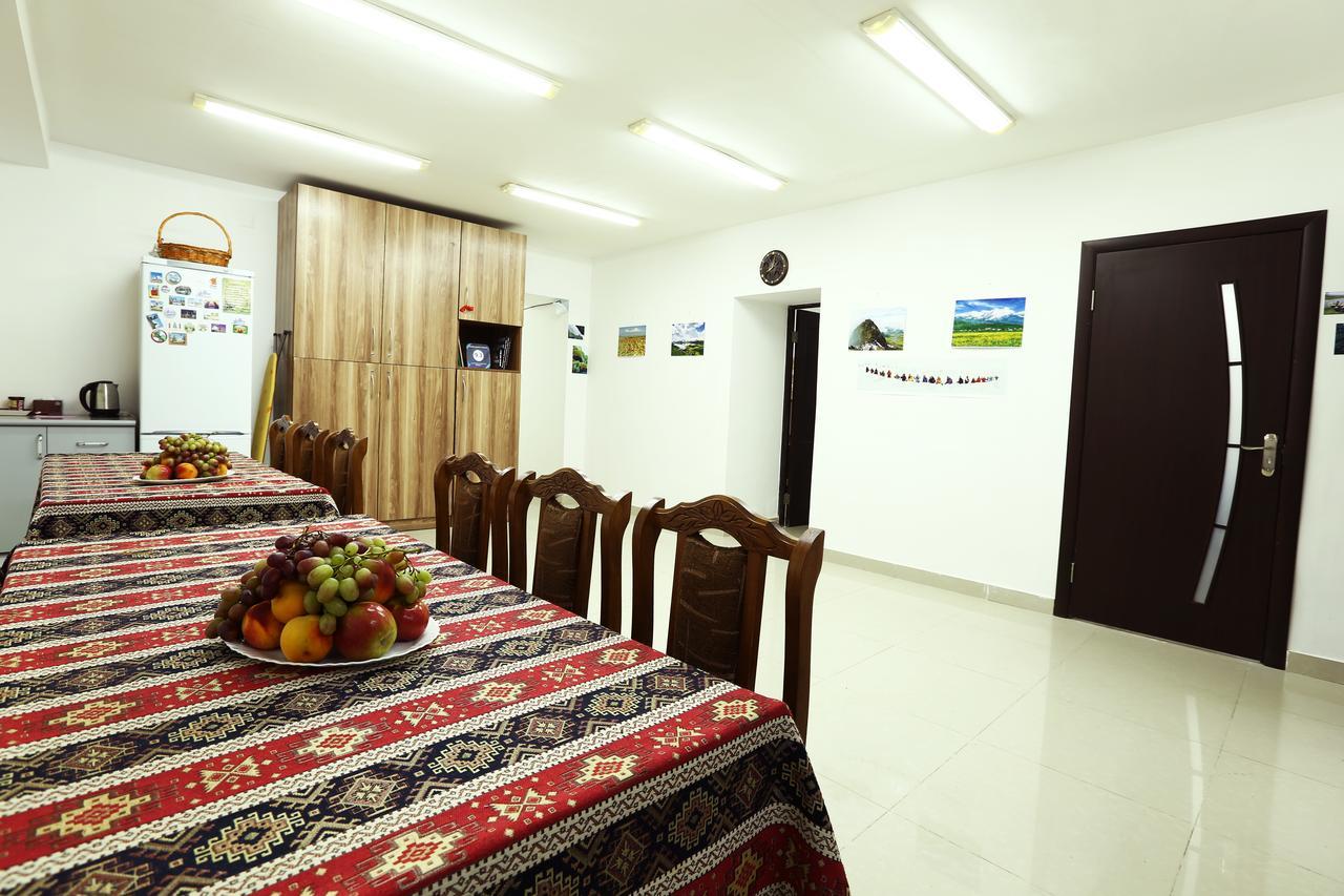 Byron Hostel Ереван Экстерьер фото