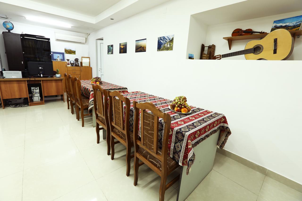 Byron Hostel Ереван Экстерьер фото